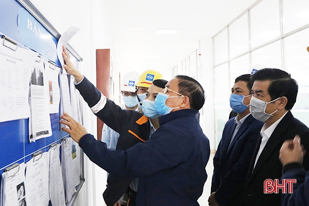 Bí thư Tỉnh ủy Lê Đình Sơn và đoàn công tác của tỉnh kiểm tra công tác phòng chống dịch Covid - 19 tại Công ty TNHH Gang thép Hưng Nghiệp Formosa (ngày 6/2/2020).