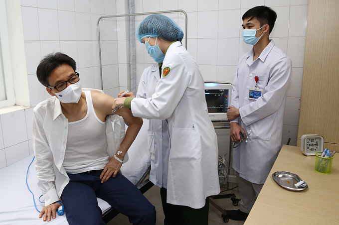 Phó Thủ tướng Vũ Đức Đam tiêm thử vaccine Nano Covax
