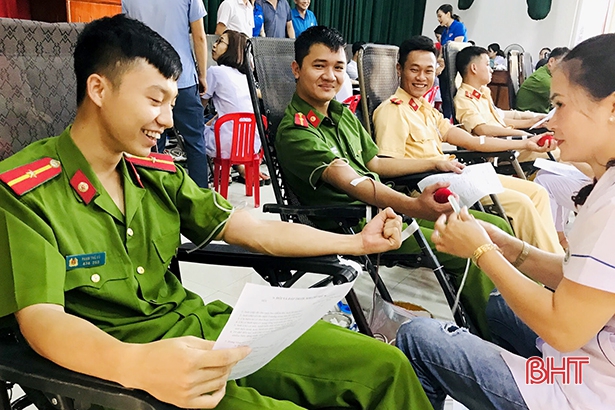 Cán bộ, công chức, đoàn viên Thạch Hà hiến 182 đơn vị máu