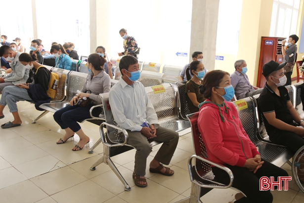 Gần 600 người đến thăm khám tại BVĐK Hà Tĩnh trong sáng đầu tiên mở lại toàn bộ hoạt động