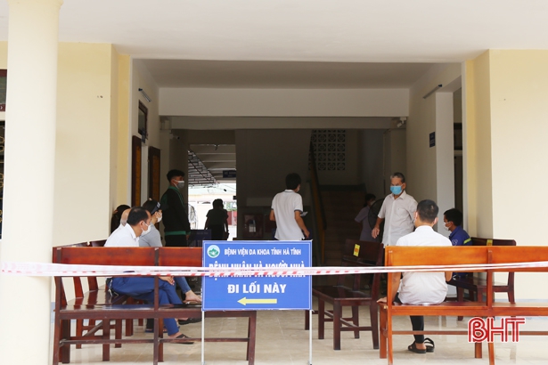 Gần 600 người đến thăm khám tại BVĐK Hà Tĩnh trong sáng đầu tiên mở lại toàn bộ hoạt động