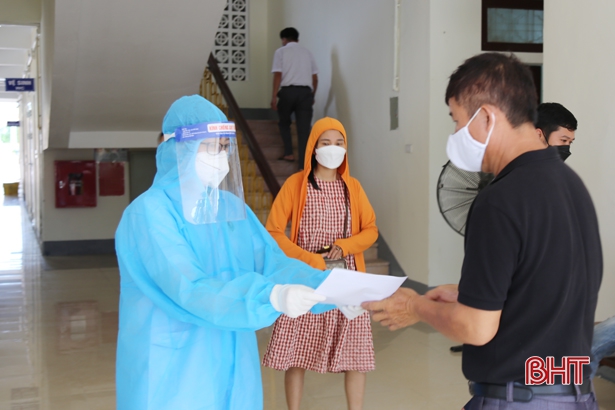 Gần 600 người đến thăm khám tại BVĐK Hà Tĩnh trong sáng đầu tiên mở lại toàn bộ hoạt động