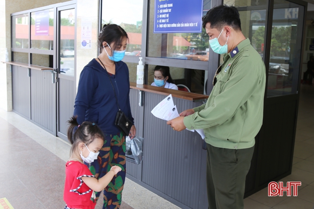 Gần 600 người đến thăm khám tại BVĐK Hà Tĩnh trong sáng đầu tiên mở lại toàn bộ hoạt động