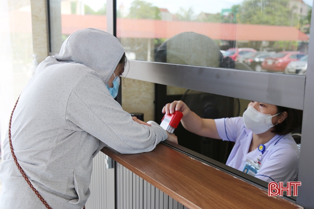 Gần 600 người đến thăm khám tại BVĐK Hà Tĩnh trong sáng đầu tiên mở lại toàn bộ hoạt động