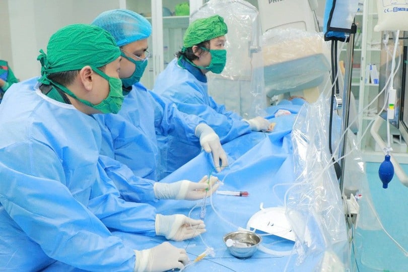 Các y bác sỹ tiến hành kỹ thuật lấy huyết khối bằng dụng cụ cơ học. bqbht_br_z6871961462466-b2fadeca734902f14cefb5a5c9f42d95a.jpg