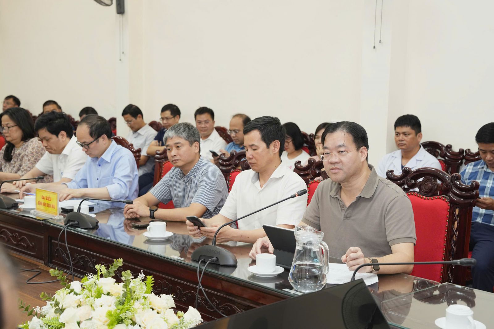 Các chuyên gia của Bệnh viện Bạch Mai trao đổi, chia sẻ một số kinh nghiệm trong phát triển chuyên môn, nâng cao chất lượng điều trị. bqbht_br_img-7627a.jpg