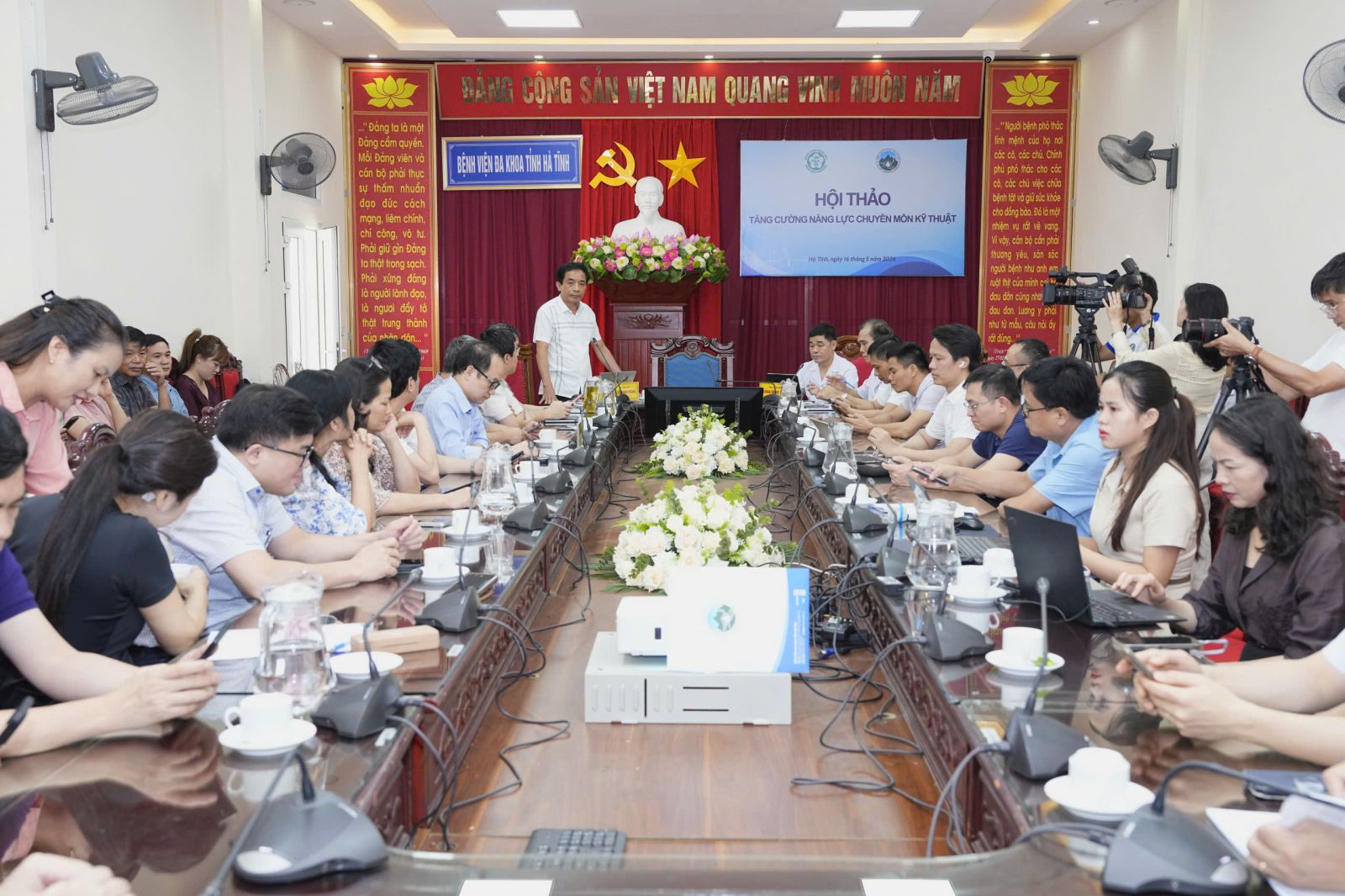 Hội thảo có sự tham gia của lãnh đạo Sở Y tế cùng đông đảo các y bác sĩ 2 bệnh viện. bqbht_br_img-7530b.jpg