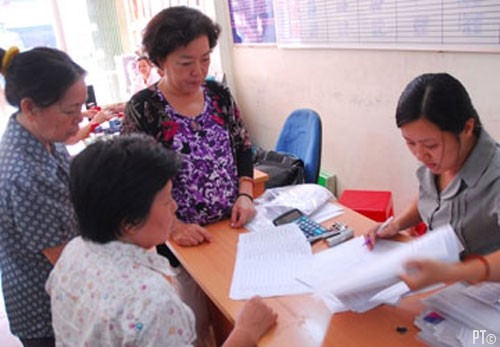 Người dân mua BHYT tại UBND phường 3, quận 5, TP.HCM